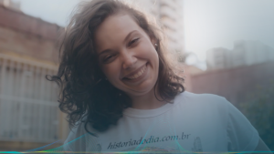 Daniela sorrindo para a câmera.